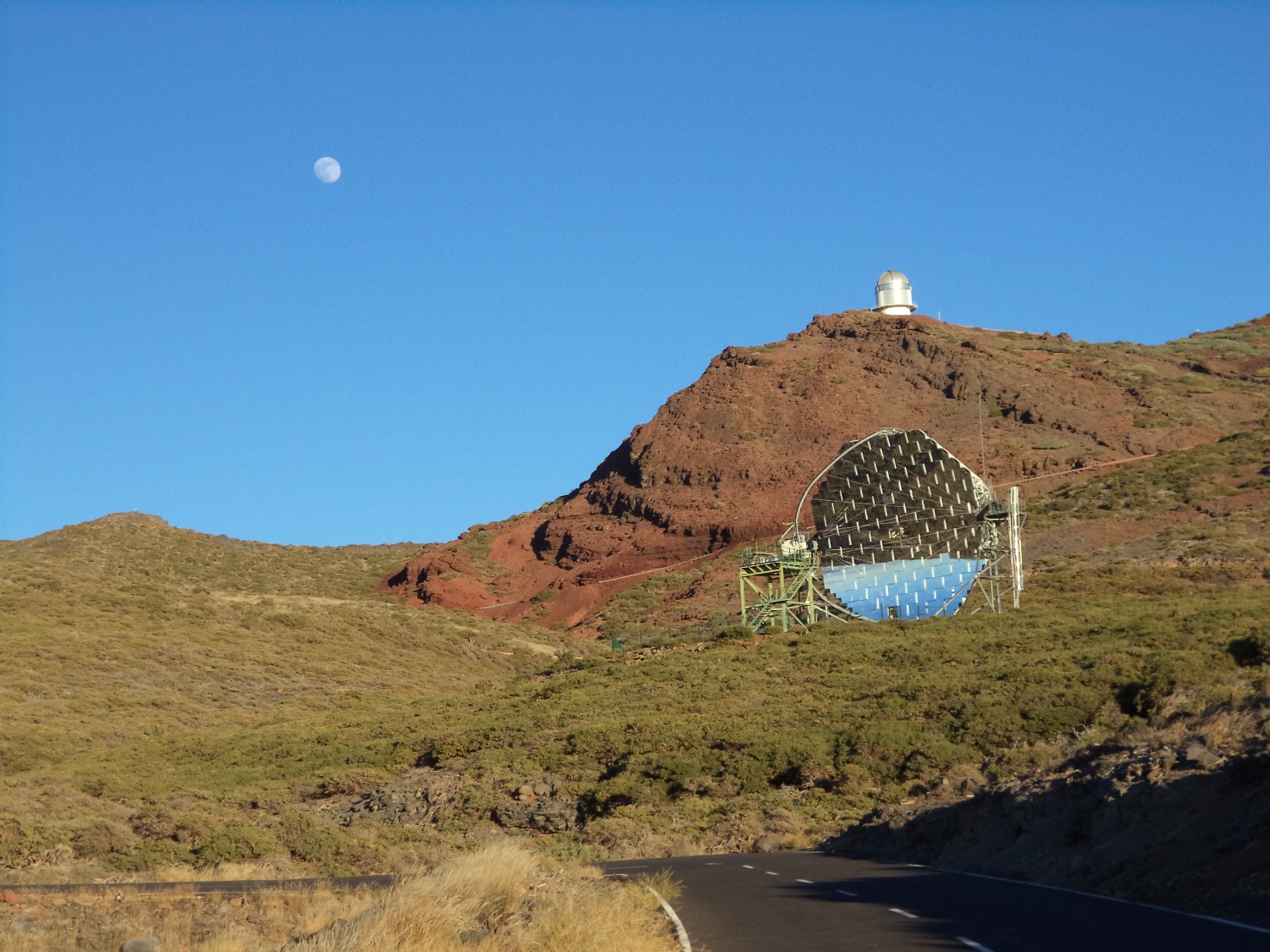 The NOT
                    telescope, with Magic in the foreground