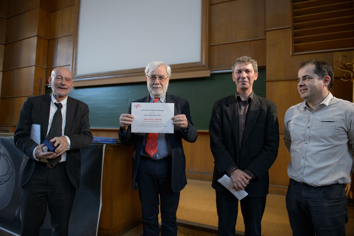 Cliquez sur l'image pour obtenir une version à haute résolution Alain Fontaine, Jean-Pierre Lasota-Hirszowicz, Denis Burgarella et Francis Bernardeau, le 29 avril 2014, dans l'amphithéâtre de l'IAP (© Jean Mouette)